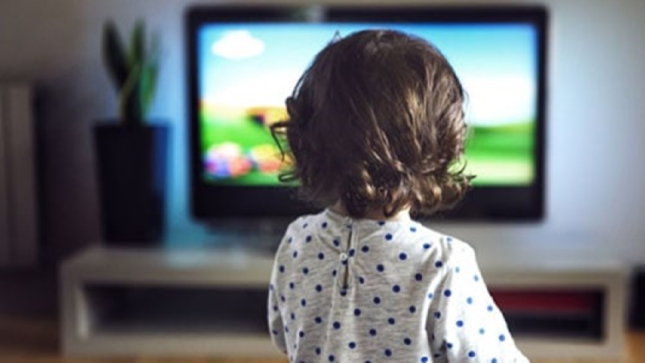 با اعتیاد کودکان به موبایل و تلویزیون چه کنیم؟