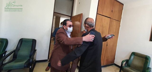 دیدار مشاور عالی بنیاد شهید و امور ایثارگران با خانواده فرزند شهیدی که خودسوزی کرد