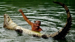 طلاق یک زن از همسرش بخاطر عشق او به تمساح+ عکس