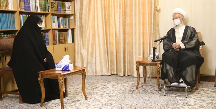 آیت‌الله مکارم شیرازی: برنامه برخی رسانه‌های حوزه زنان در شان آن‌ها نیست