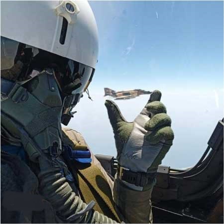 عکس / سلفی دیدنی خلبان جنگنده ارتش ایران