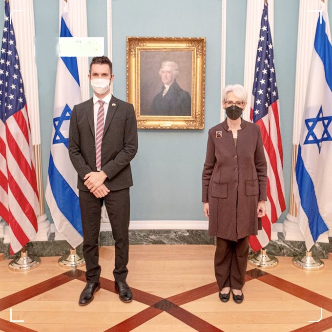 عکس / وندی شرمن با مانتو و شلوار مقابل مقام اسرائیلی