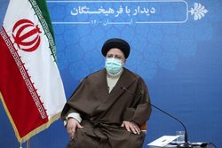 رئیسی در دیدار فرهیختگان استان زنجان: مردم را در تصمیمات اقتصادی دولت سهیم میکنیم نه غافلگیر