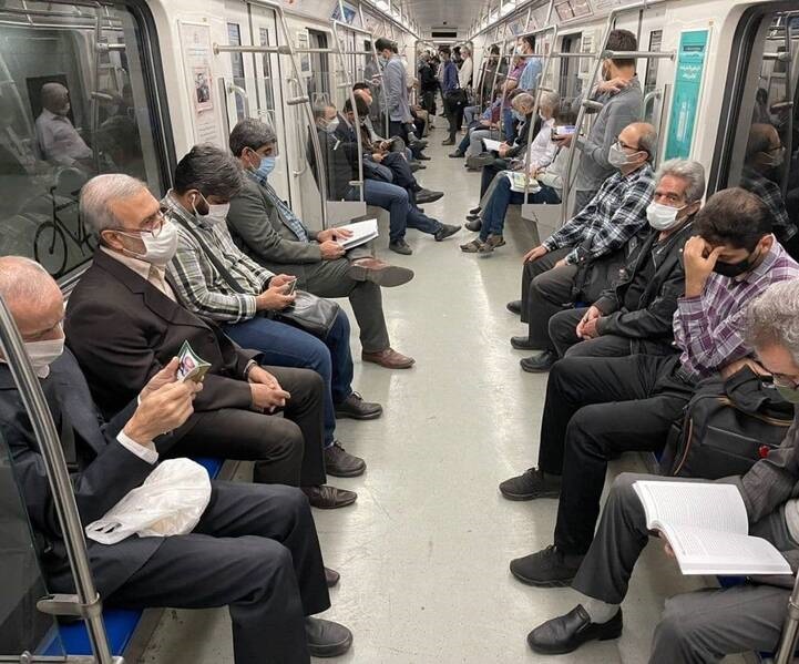 به وقت کتاب در  مترو تهران! + عکس