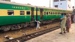 فیلم/ عبور قطار از زمین فوتبال در اسلواکی