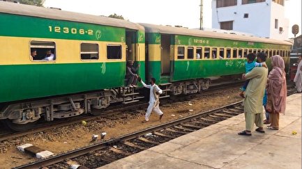 فیلم /توقف قطار برای خرید ماست!