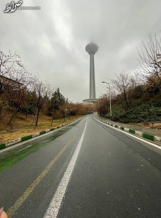 عکس/ برج میلاد در یک روز بارانی