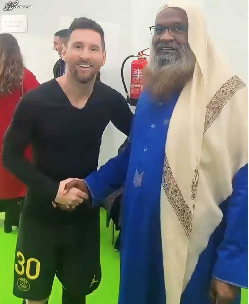 تصویر /لبخند شادی امام سابق مسجدالحرام از عکس یادگاری با مسی
