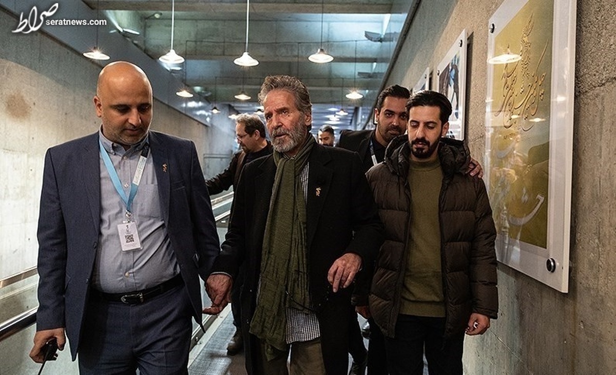 استقبال خبرنگاران از میهمان ویژه «کت چرمی»؛ عفو رهبر انقلاب شادی را به جشنواره فیلم فجر آورد