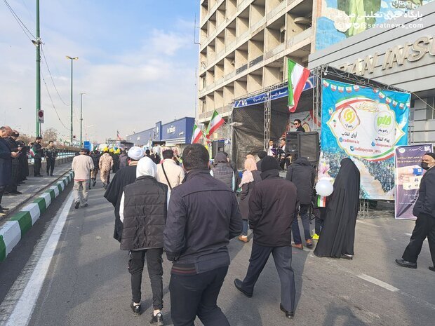 جشن پیروزی انقلاب/ برگزاری راهپیمایی در تهران و ۱۴۰۰ شهر ایران