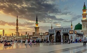 فیلم /جنجال حضور دو زن با لباس نامناسب در مسجد النبی