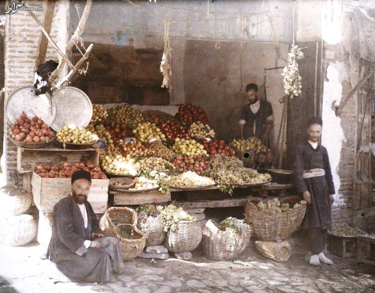 عکسی رنگی از یک میوه فروشی در همدان، ۹۶سالِ قبل