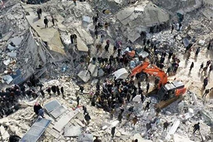 فیلم/لحظه فرار مردم هنگام وقوع زلزله شدید در ترکیه