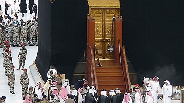 فیلم/ بازگشایی درب‌های خانه خدا همزمان با حلول ماه شعبان