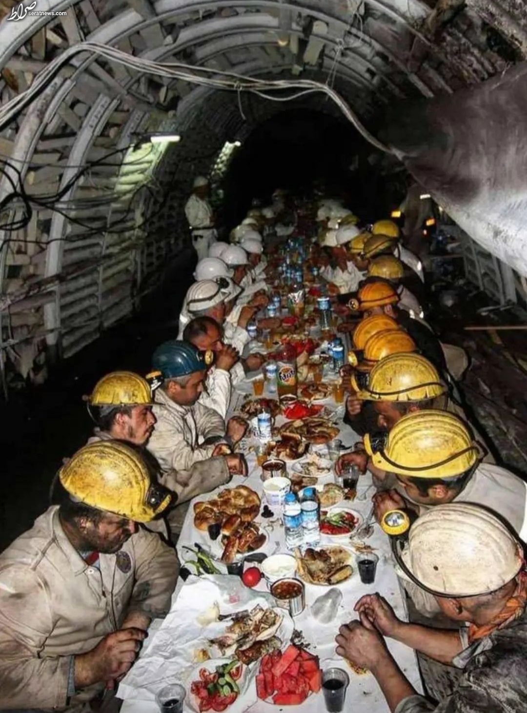 عکس / زیباترین مراسم افطاری در معدن