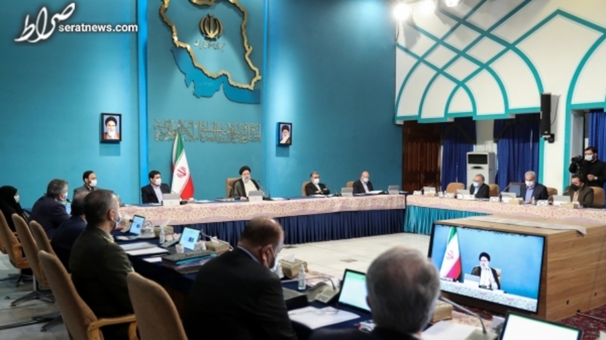 دولت خود را موظف به اتخاذ تدابیر مناسب برای تنظیم بازار و حفظ آرامش مردم میداند