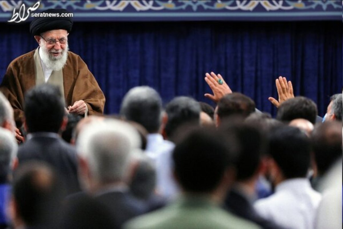 حضرت آیت الله خامنهای انگشتر خود را به کارگری هدیه دادند