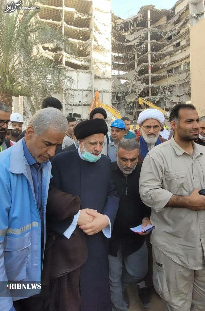 عکس/ لحظاتی پیش آیت‌الله سیدابراهیم رئیسی در محل حادثه متروپل آبادان حضور یافت