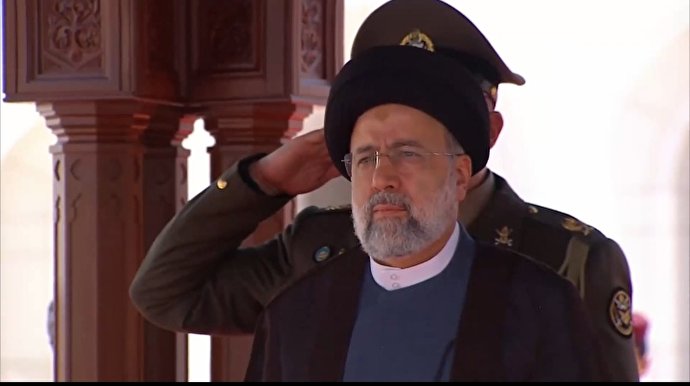 فیلم/ تصاویر کمتر دیده شده از استقبال سطح بالای سلطان عمان از رئیس‌جمهوری ایران