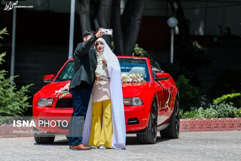عکس / جشن ازدواج دانشجویی با ماشین آمریکایی!