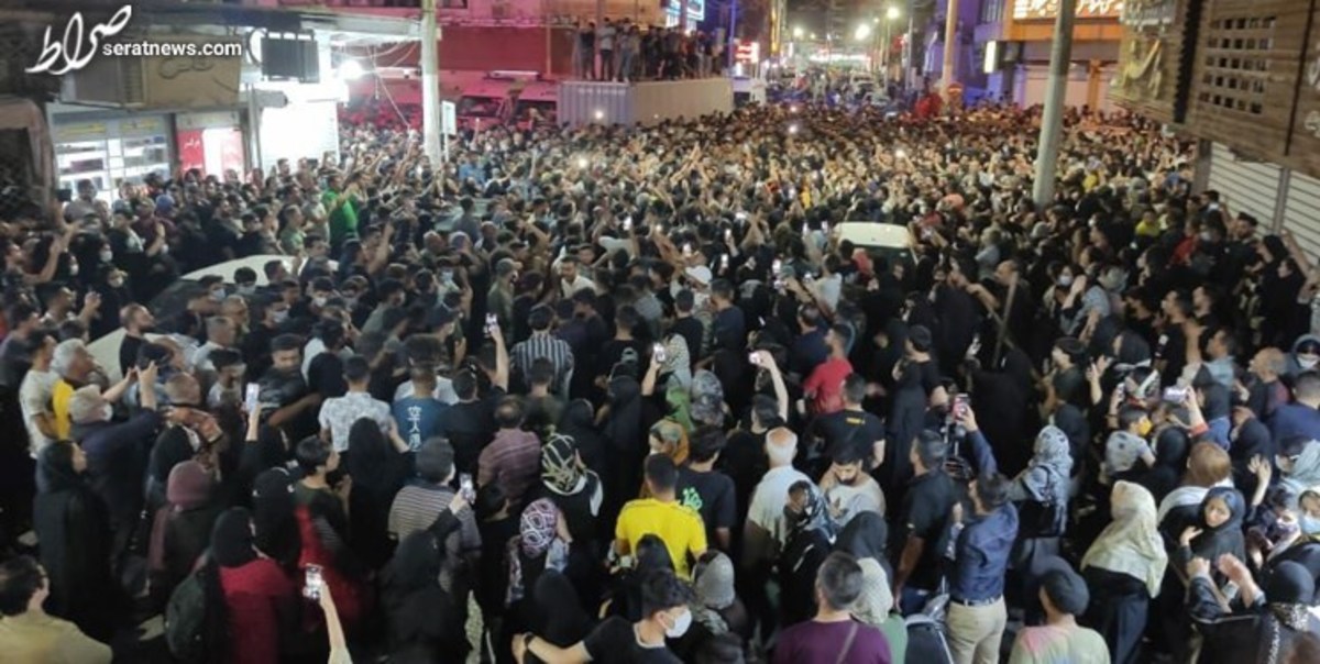 تجمع مردم آبادان در عزای جان‌باختگان حادثه متروپل