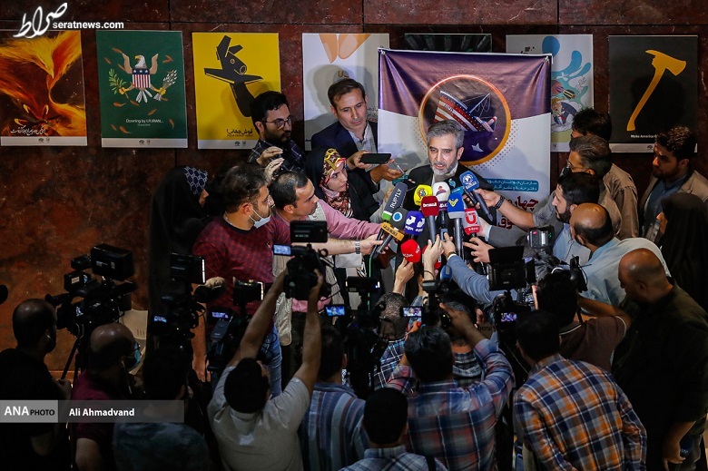 عکس/ هجوم خبرنگاران به یک دیپلمات