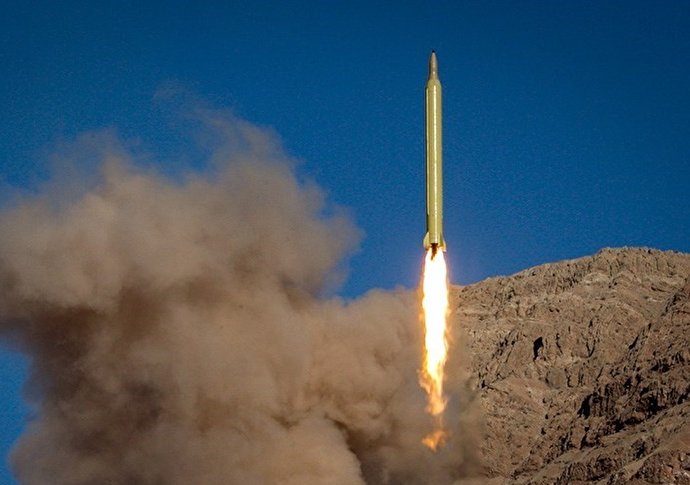 فیلم/شکار امنیتی معاون سفیر انگلیس در حال انجام تحرکات اطلاعاتی نزدیک رزمایش‌های موشکی ایران