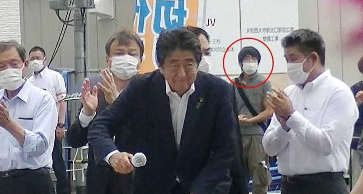 عکس/ لحظه دستگیری ضارب نخست وزیر ژاپن