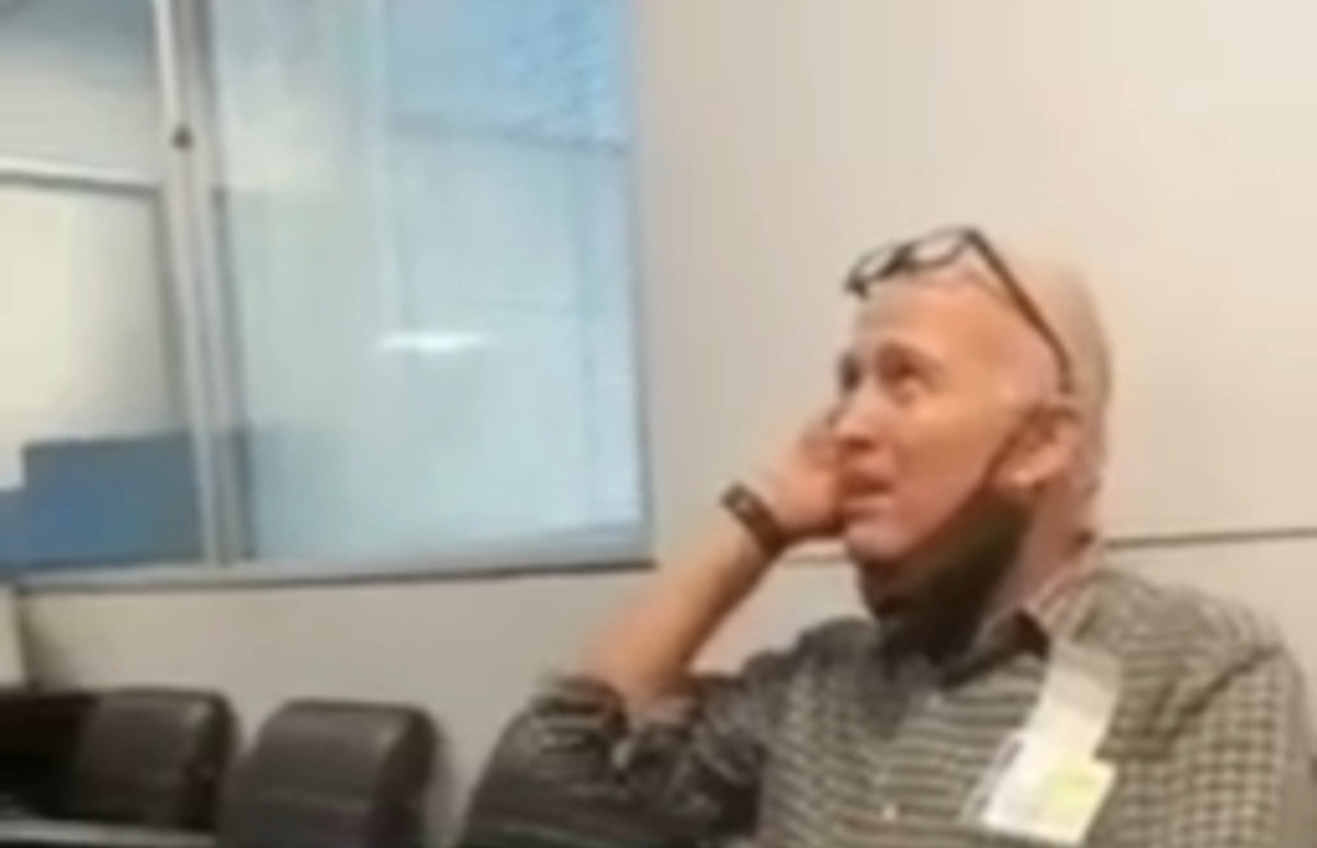 فیلم/شکار امنیتی معاون سفیر انگلیس در حال انجام تحرکات اطلاعاتی نزدیک رزمایشهای موشکی ایران