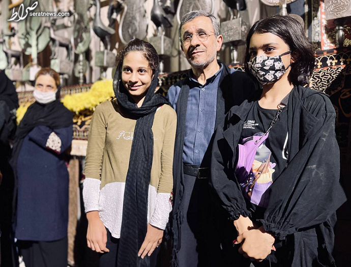 احمدی نژاد باز هم از پوشیدن پیراهن مشکی خودداری کرد! / عکس یادگاری با دختران واجب‌تر از عزاداری! + تصاویر