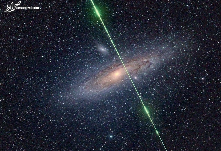عکس / عبور پرتوی سبز رنگ از میان کهکشان آندرومد