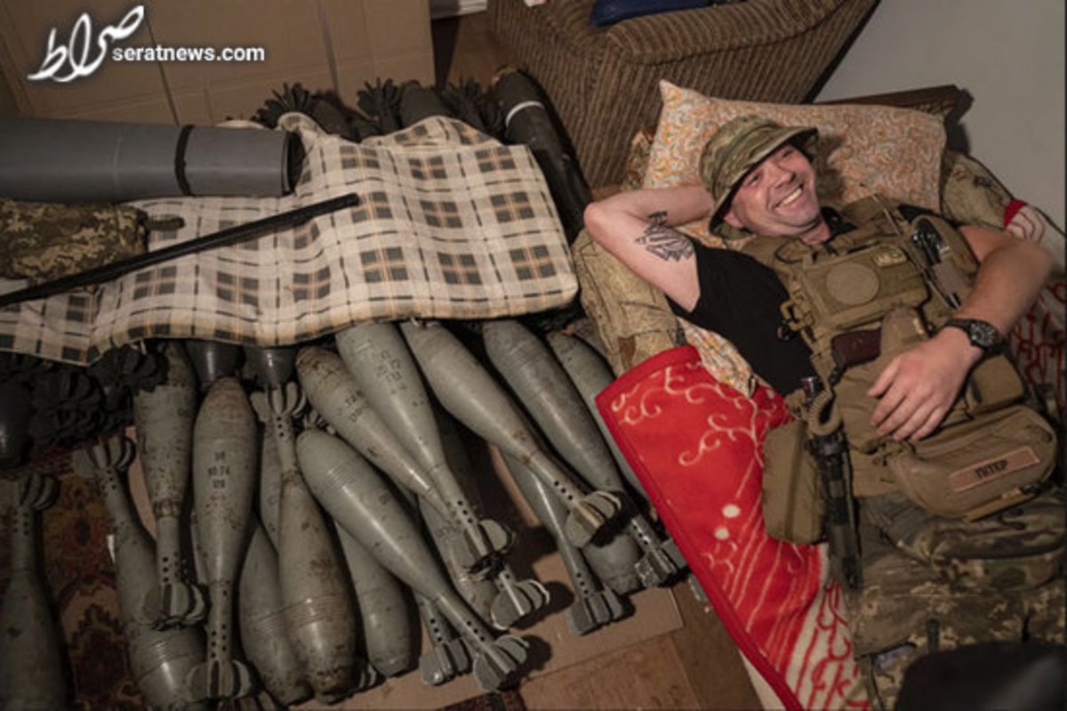 عکس / خواب شبانه سرباز اوکراینی در سنگری در خط مقدم نبرد در اوکراین