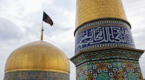 فیلم/ مراسم تعویض پرچم گنبد حرم امام رضا (ع)