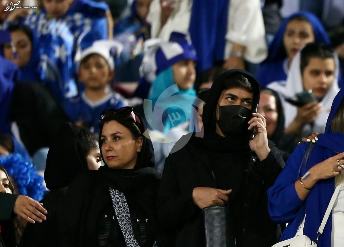 عکس / زهره کودایی در میان هواداران استقلال
