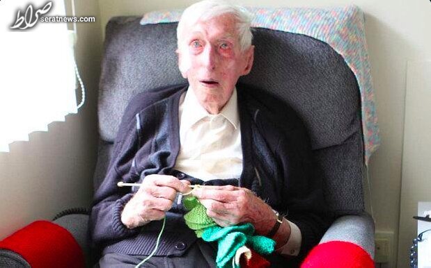 سرگرمی عجیب پیرمرد 109 ساله؛ بافت ژاکت برای پنگوئن‌ها + عکس