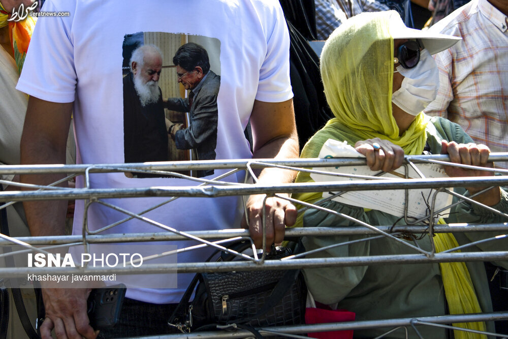عکس / تفاوت‌ترین تصویر در مراسم تدفین هوشنگ ابتهاج روی یک تیشرت