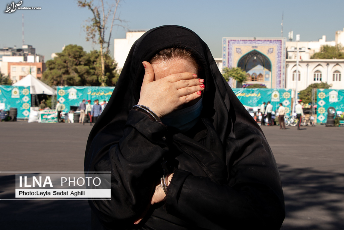 عکس/ یک زن در میان سارقان