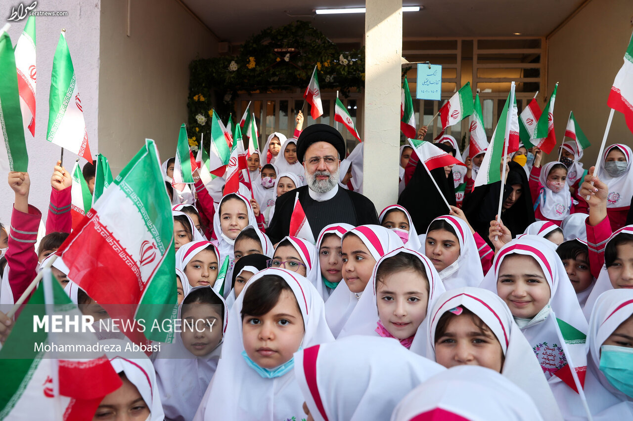 عکس جالب رئیسی با دختران دانش آموز