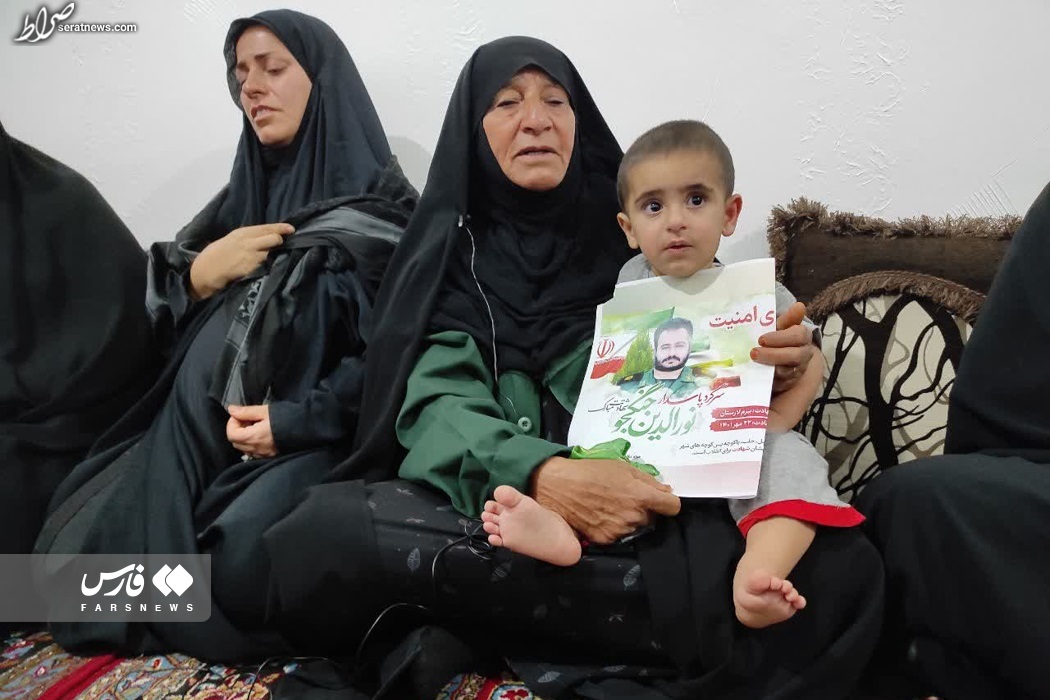 عکس / لباس شهید مدافع امنیت بر تن مادرش