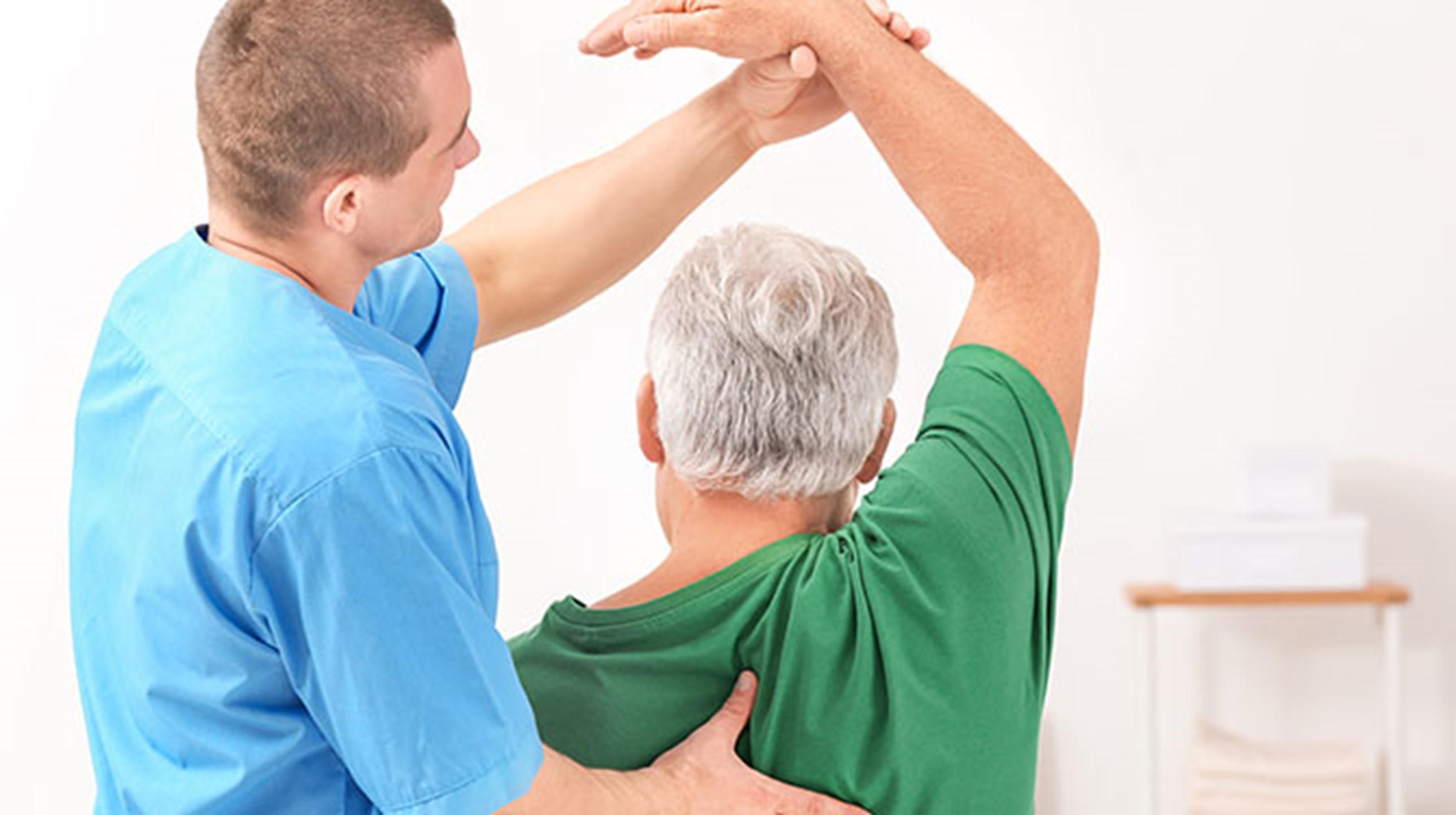 یک فیزیوتراپیست چگونه علائم دیسک کمر را درمان می‌کند؟