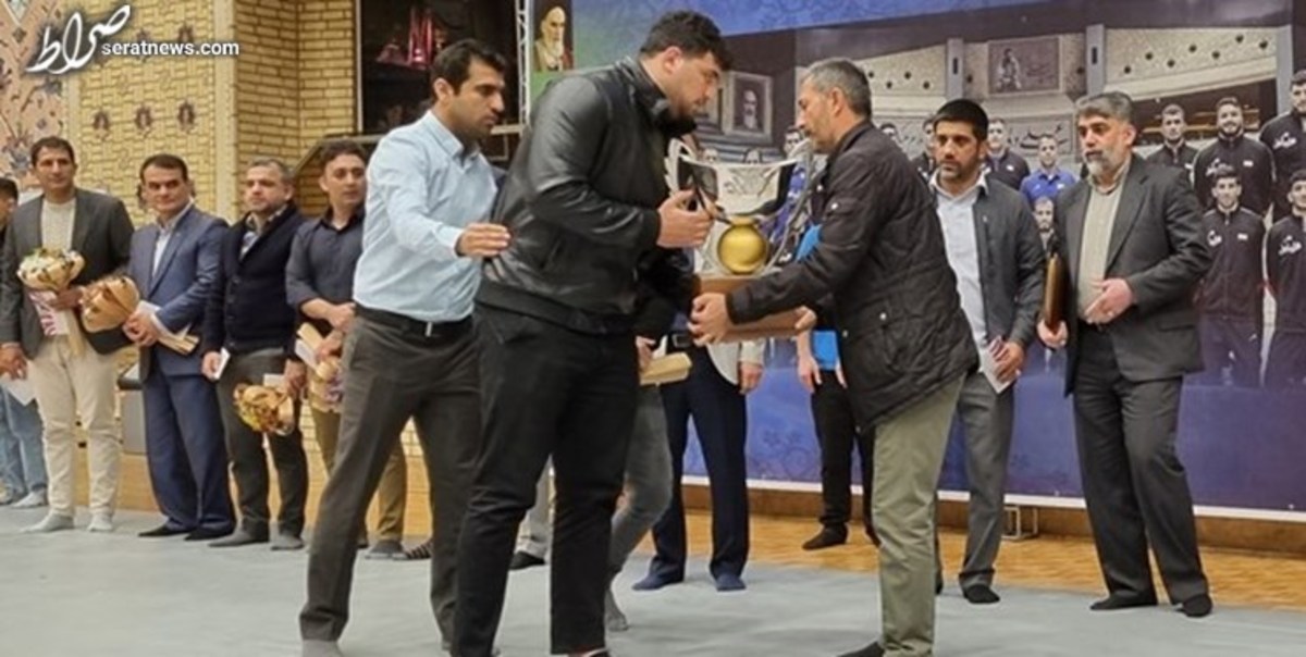 اهدای جام قهرمانی جهان کشتی فرنگی به پدر شهید آرمان علی وردی