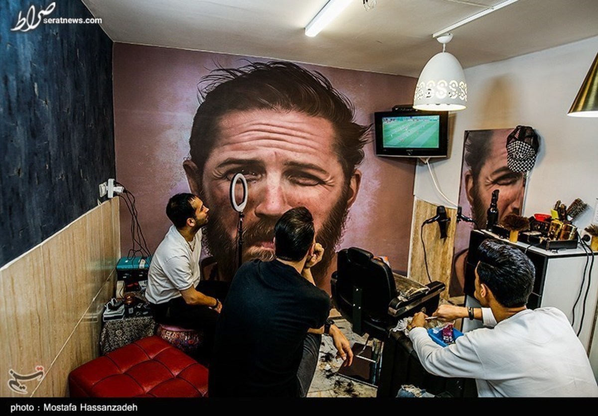 تصاویر تماشای دیدار تیم‌های فوتبال ایران و انگلیس