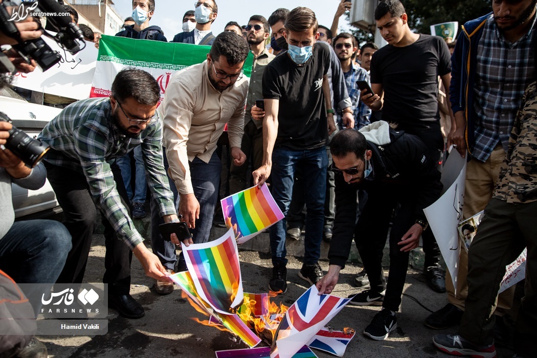 عکس/ آتش زدن پرچم همجنس بازان