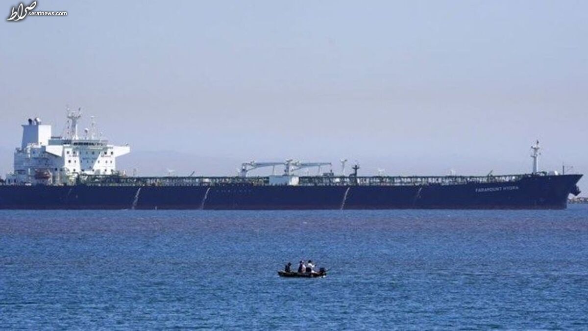 نفتکش حامل سوخت قاچاق در آب‌های خلیج فارس توقیف شد/ بازداشت ۱۲ نفر