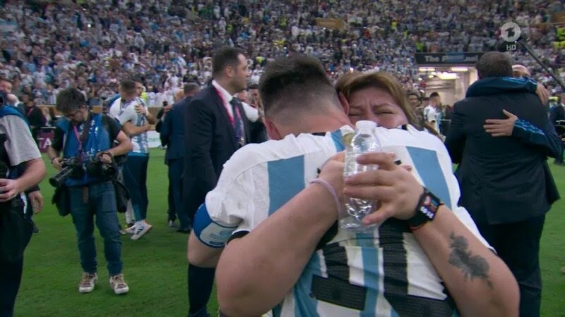 عکس/ گریه مسی در آغوش مادرش
