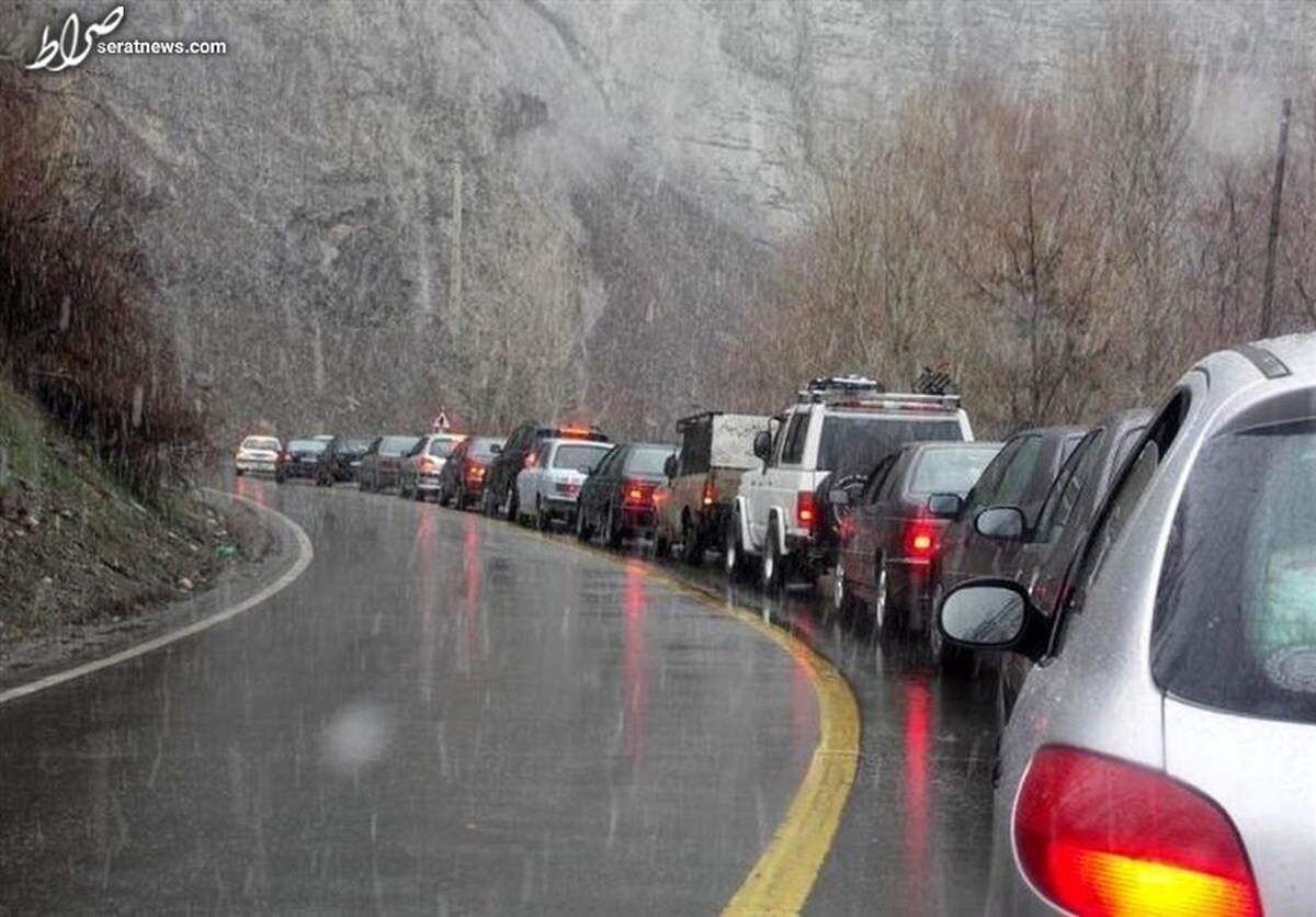 وضعیت راه‌های کشور؛ بارش باران و برف در جاده‌های ۱۶ استان/ ترافیک سنگین در چالوس و هراز