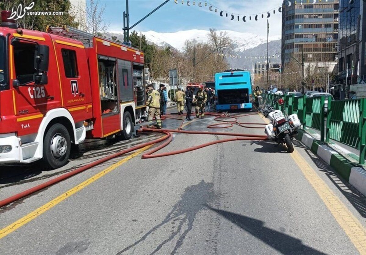 آتش‌سوزی یک دستگاه اتوبوس بی‌آرتی در خیابان ولیعصر(عج)