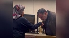 فیلم / تصاویری از محبت شهید رضی نسبت به مادرش