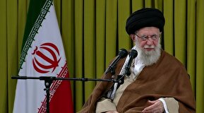 فیلم/ لحظاتی از مداحی مداح لبنانی  در دیدار مداحان با رهبر انقلاب