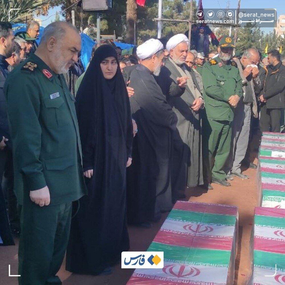 عکسی از دختر سردار سلیمانی و فرمانده کل سپاه در مراسم تشییع شهدای حمله ترورستی کرمان